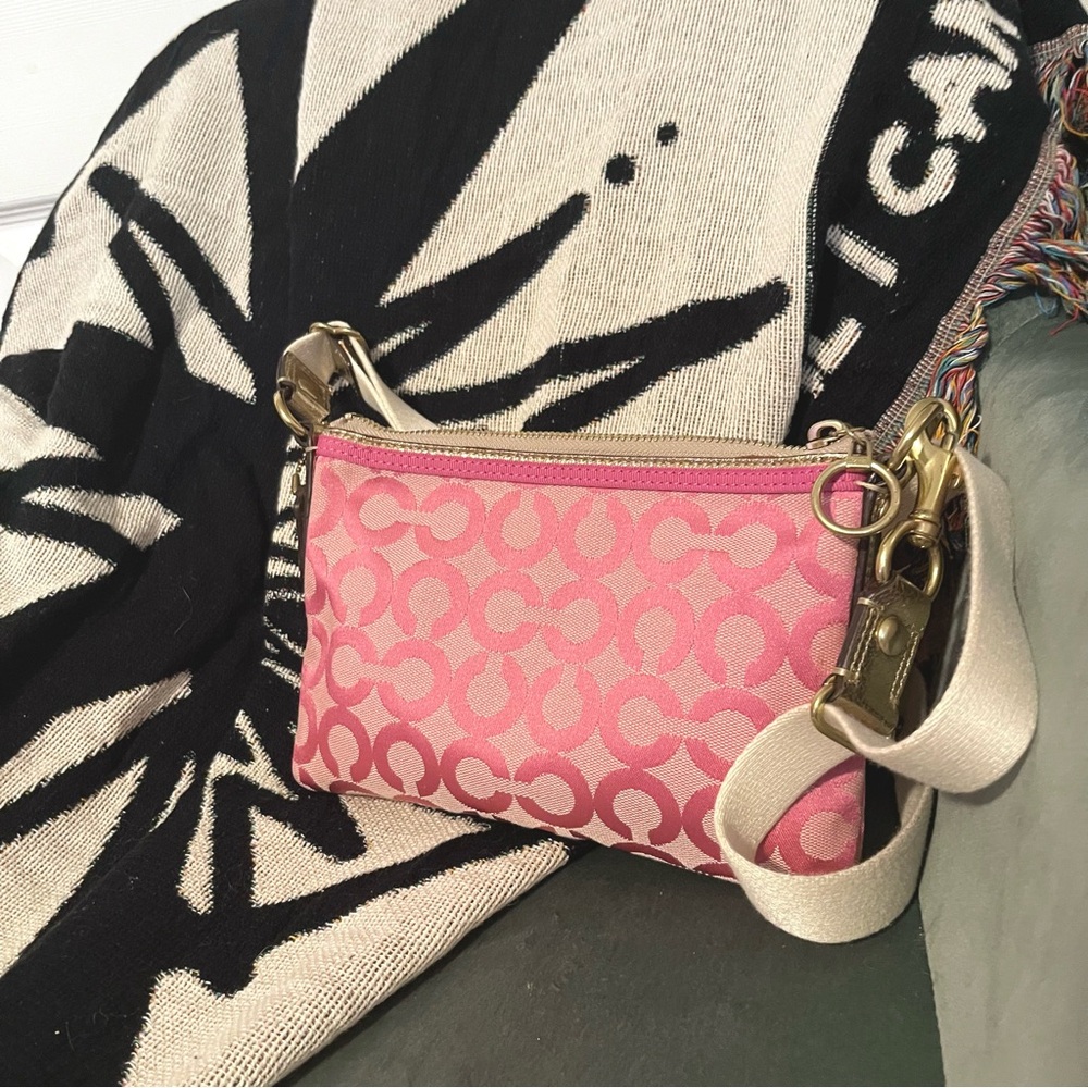 ✧・゚coach poppy hot pink 2000s canvas strap sling bag - Picture 6 of 11
